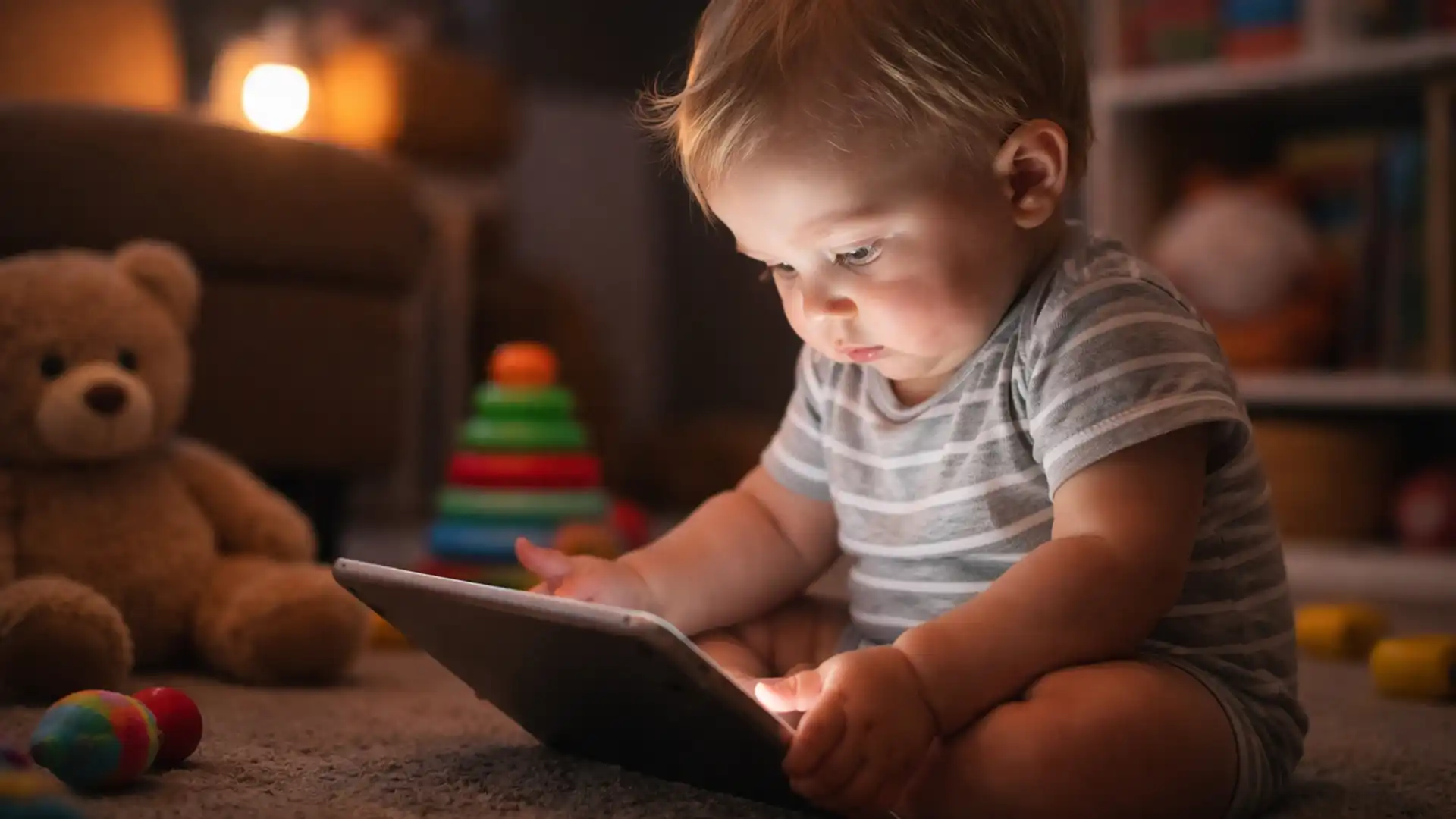 Cât timp petrec, în medie, bebelușii în fața ecranelor. Riscul ignorat de mulți părinți