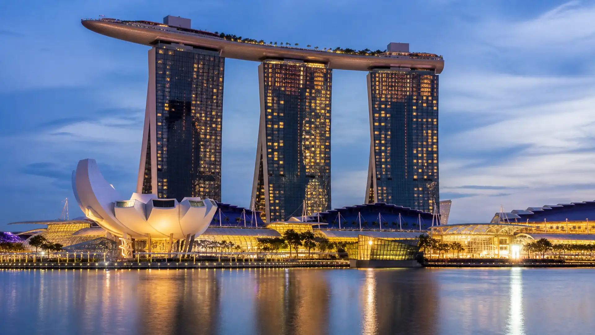 Marina Bay Sands, hotelul futurist care domină orizontul orașului Singapore