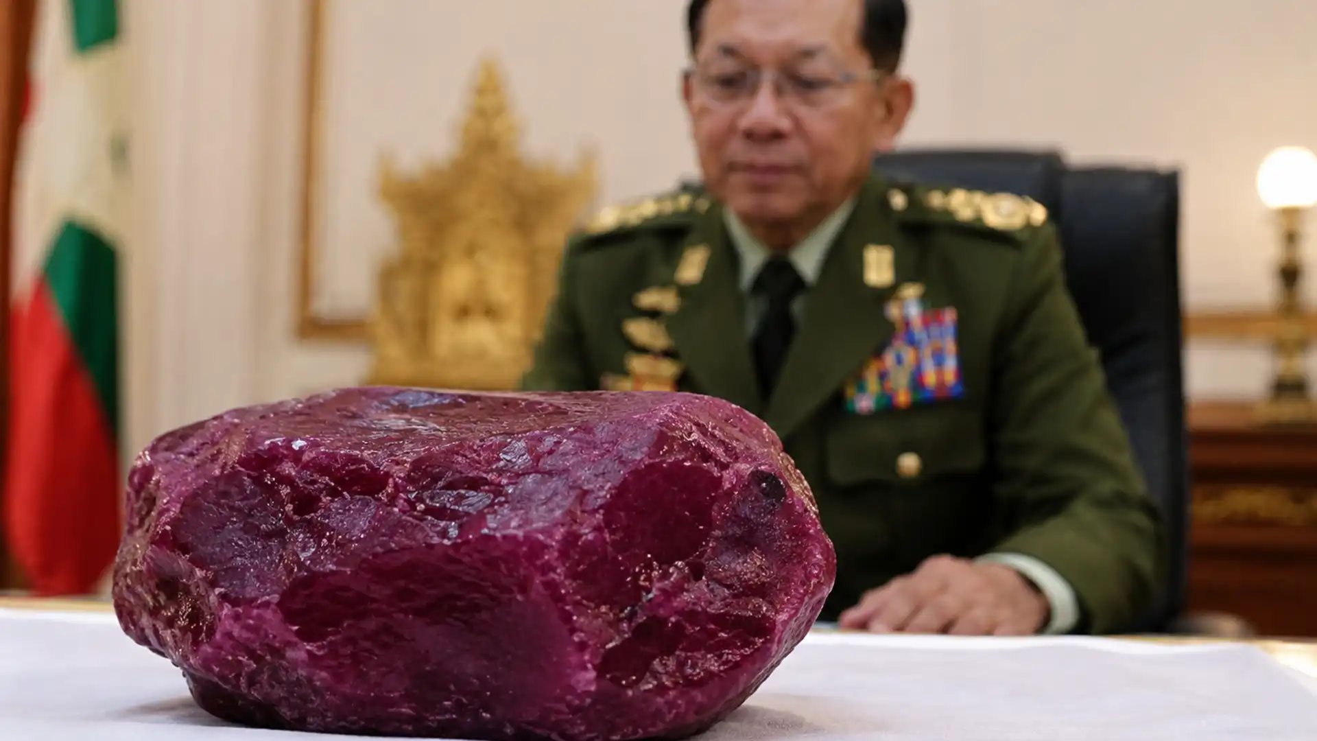 Un rubin uriaș de 11.000 de carate a fost descoperit în Myanmar. Valoarea sa ar putea ajunge la sute de milioane de dolari